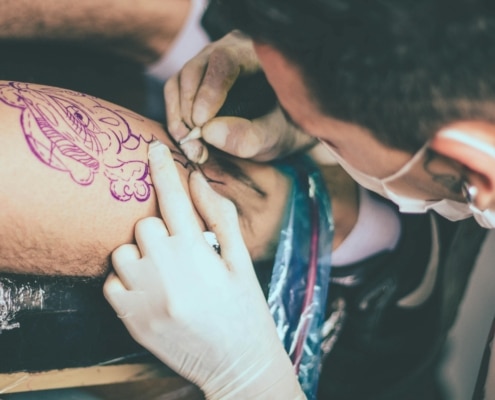 Can you get a tattoo over varicose or spider veins? This tattoo artist working over a thigh makes you wonder.